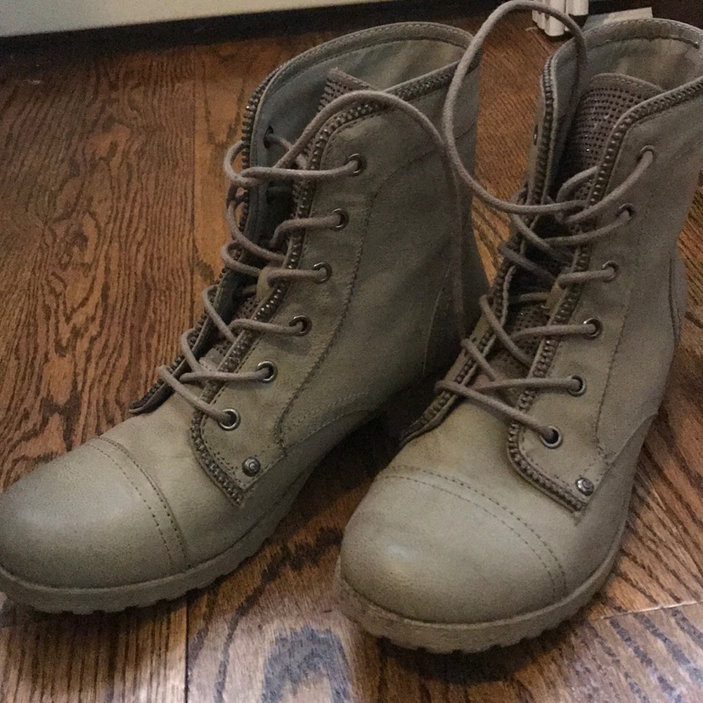 GUESS Women Combat Boots 🥾  9 1/2